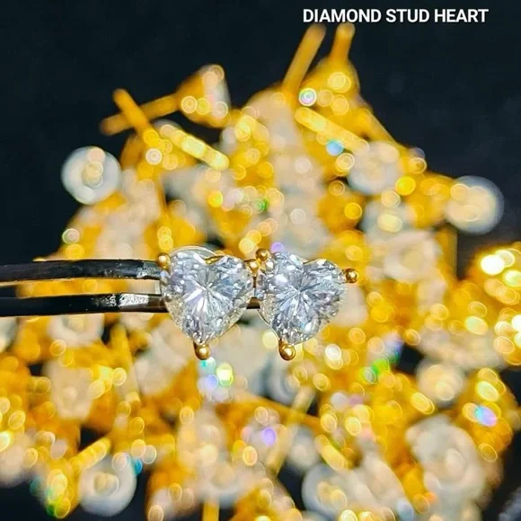Diamond heart cut earrings on 18k gold mount - Picture 6 of 6